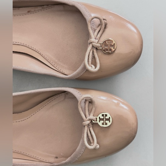 Tory Burch Chelsea Charm Patent Leather Low Pumps in Camellia Pink, W8 - Picture 7 of 7